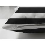 Çift Taraflı Beyaz Zemin Üzerinde Siyah Yatay Çizgili Gold Detaylı Kalp Desenli Süet Kırlent Kılıfı Realhomes