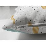 - Suet-K-8266-Gorsel3 - Realhomes Çift Taraflı Beyaz Zemin Üzerinde Gold Detaylı Geometrik Desenli Süet Yastık Kırlent Kılıfı Realhomes