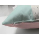 - Suet-K-8275-Gorsel3 - Realhomes Çift Taraflı Beyaz Zemin Üzerinde Renkli Geometrik Desenli Dijital Baskılı Modern Süet Yastık Kılıfı Realhomes