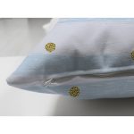 - Suet-K-8278-Gorsel3 - Realhomes Çift Taraflı Beyaz Zemin Üzerinde Mavi Renkli Yatay Çizgili Gold Detay Puantiyeli Süet Yastık Kılıfı Realhomes