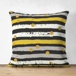 - Suet-K-8283-Gorsel1 - Realhomes Çift Taraflı Beyaz Zemin Üzerinde Renkli Yatay Çizgili Gold Detaylı Puantiyeli Süet Yastık Kılıfı Realhomes