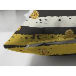 - Suet-K-8283-Gorsel3 - Realhomes Çift Taraflı Beyaz Zemin Üzerinde Renkli Yatay Çizgili Gold Detaylı Puantiyeli Süet Yastık Kılıfı Realhomes