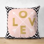 - Suet-K-8301-Gorsel1 - Realhomes Çift Taraflı Siyah Zemin Üzerinde Geometrik Zigzag Desenli Love Yazılı Süet Yastık Kırlent Kılıfı Realhomes