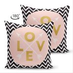 - Suet-K-8301-Gorsel2 - Realhomes Çift Taraflı Siyah Zemin Üzerinde Geometrik Zigzag Desenli Love Yazılı Süet Yastık Kırlent Kılıfı Realhomes