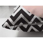 - Suet-K-8301-Gorsel3 - Realhomes Çift Taraflı Siyah Zemin Üzerinde Geometrik Zigzag Desenli Love Yazılı Süet Yastık Kırlent Kılıfı Realhomes