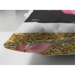 - Suet-K-8303-Gorsel3 - Realhomes Çift Taraflı Beyaz Zemin Üzerinde Flamingo Desenli Gold Detaylı Yatay Çizgi Süet Kırlent Kılıfı Realhomes