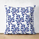 - Suet-K-8471-Gorsel1 - Realhomes Çift Taraflı Beyaz Zeminli Mavi Yaprak Desenli Dijital Baskılı Modern Süet Yastık Kırlent Kılıfı Realhomes