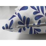 - Suet-K-8471-Gorsel3 - Realhomes Çift Taraflı Beyaz Zeminli Mavi Yaprak Desenli Dijital Baskılı Modern Süet Yastık Kırlent Kılıfı Realhomes