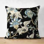 - Suet-K-8514-Gorsel1 - Realhomes Çift Taraflı Siyah Zemin Üzerinde Rengarenk Çiçek Desenli Süet Yastık Kırlent Kılıfı Realhomes