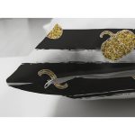 - Suet-K-8533-Gorsel3 - Realhomes Çift Taraflı Beyaz Zemin Üzerinde Siyah Çizgili Gold Detaylı Bal Kabağı Süet Yastık Kırlent Kılıfı Realhomes