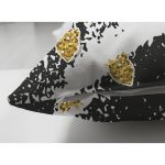 Çift Taraflı Beyaz Zemin Üzerinde Siyah Çizgili Gold Detaylı Çilek Desenli Süet Yastık Kılıfı Realhomes