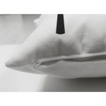 - Suet-K-8661-Gorsel3 - Realhomes Çift Taraflı Beyaz Zemin Üzerinde Ekoseli Çamağacı Desenli Dijital Baskılı Modern Süet Yastık Kılıfı Realhomes