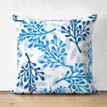 - Suet-K-8682-Gorsel1 - Realhomes Çift Taraflı Beyaz Zeminli Mavi Renkli Deniz Otu Dijital Baskılı Modern Süet Yastık Kırlent Kılıfı Realhomes