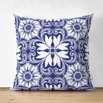 - Suet-K-8750-Gorsel1 - Realhomes Çift Taraflı Beyaz Zemin Üzerinde Çini Desenli Dijital Baskılı Modern Süet Yastık Kırlent Kılıfı Realhomes