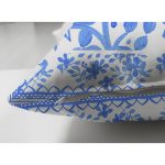 - Suet-K-8751-Gorsel3 - Realhomes Çift Taraflı Beyaz Zemin Üzerinde Çini Desenli Dijital Baskılı Modern Süet Yastık Kırlent Kılıfı Realhomes