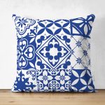 - Suet-K-8755-Gorsel1 - Realhomes Çift Taraflı Beyaz Zemin Üzerinde Çini Desenli Dijital Baskılı Modern Süet Yastık Kırlent Kılıfı Realhomes