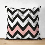 - Suet-K-8906-Gorsel1 - Realhomes Çift Taraflı Mermer Zeminli Renkli Geometrik Zigzag Desenli Modern Süet Yastık Kırlent Kılıfı Realhomes