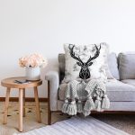 Mermer Zeminde Geyik Motifli Özel Tasarım Modern Raşel Kadife Yastık Kırlent Kılıfı Realhomes