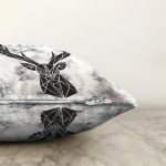 Mermer Zeminde Geyik Motifli Özel Tasarım Modern Raşel Kadife Yastık Kırlent Kılıfı Realhomes