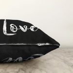 - Sonil-K9269-Gorsel3 - Realhomes Siyah Zeminde Mermer Motifli Love Yazılı Dekoratif Raşel Kadife Yastık Kırlent Kılıfı Realhomes