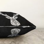 - Sonil-K9270-Gorsel3 - Realhomes Siyah Zeminde Mermer Motifli Geyik Tasarımlı Dekoratif Raşel Kadife Yastık Kırlent Kılıfı Realhomes