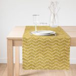 Realhomes Gold Zemin Üzerinde Beyaz Geometrik Çizimli Dijital Baskılı Özel Tasarım Süet Runner Realhomes