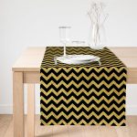 Realhomes Gold Zemin Üzerinde Siyah Zigzag Desenli Dijital Baskılı Özel Tasarım Süet Runner Realhomes