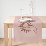 - SuetRunner-8836-Gorsel1 - Realhomes  Realhomes Beyaz Zemin Üzerinde Onedraw Çizimli Güneş Tutan El Desenli Dijital Baskılı Özel Tasarım Süet Runner Realhomes