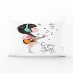 - Rh-Dik-2329-Gorsel1 - Realhomes Şarkı Söyleyen Kız Desenli Dijital Baskılı Dikdörtgen Kırlent Kılıfı Realhomes