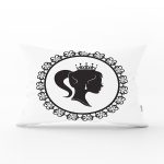 - Rh-Dik-2334-Gorsel1 - Realhomes Siyah Beyaz Bayan Resimli Dijital Dikdörtgen Yastık Kırlent Kılıfı Realhomes