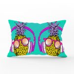 - Rh-Dik-3273-Gorsel1 - Realhomes Mavi Zeminde Ananas Desenli Dijital Baskılı Dikdörtgen Yastık Kırlent Kılıfı Realhomes