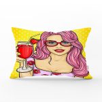 - Rh-Dik-3287-Gorsel1 - Realhomes Sarı Zeminli Popart Girl Desenli Dekoratif Dikdörtgen Yastık Kırlent Kılıfı Realhomes