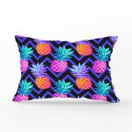 - Rh-Dik-3324-Gorsel1 - Realhomes Mavi Zigzag Zeminli Ananas Desenli Dekoratif Dikdörtgen Yastık Kırlent Kılıfı Realhomes