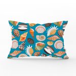 - Rh-Dik-3470-Gorsel1 - Realhomes Mavi Zeminde Deniz Kabukları Dijital Baskılı Modern Dikdörtgen Yastık Kırlent Kılıfı Realhomes