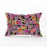 - Rh-Dik-3489-Gorsel1 - Realhomes Siyah Zeminde Love Özel Tasarımlı Dijital Baskılı Modern Dikdörtgen Yastık Kırlent Kılıfı Realhomes