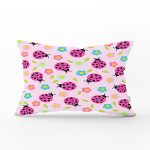 - Rh-Dik-3523-Gorsel1 - Realhomes Pembe Uğurböceği Özel Tasarımlı Dijital Baskılı Modern Dikdörtgen Yastık Kırlent Kılıfı Realhomes