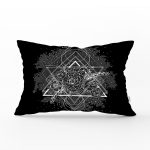 Siyah zeminde Beyaz Dekoratif Desenli Dikdörtgen Yastık Kılıfı Realhomes