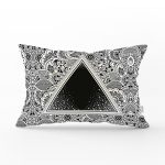 - Rh-Dik-5019-Gorsel1 - Realhomes Mandala Zeminde Üçgen Motifli Özel Tasarım Dijital Baskılı Dikdörtgen Yastık Kılıfı Realhomes