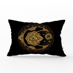 - Rh-Dik-5030-Gorsel1 - Realhomes Siyah Zeminde Gold Hilal İçerisinde Üçüncü Göz Motifli Dijital Baskılı Dikdörtgen Yastık Kılıfı Realhomes
