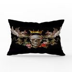 - Rh-Dik-5040-Gorsel1 - Realhomes RealHomes Altın Taç Motiftli Kuru Kafalı Özel Tasarım Dijital Baskılı Dikdörtgen Kırlent Kılıfı Realhomes