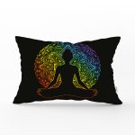 - Rh-Dik-5046-Gorsel1 - Realhomes Siyah Zeminde Gökkuşağı Motifli Uzak Doğu Yoga Desenli Dikdörtgen Kırlent Kılıfı Realhomes