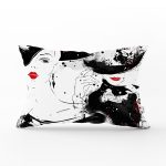 - Rh-Dik-5083-Gorsel1 - Realhomes Kırmızı Rujlu Siyah Beyaz Fashion Girl Motifli Dikdörtgen Kırlent Kılıfı Realhomes