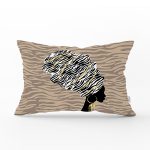 - Rh-Dik-5099-Gorsel1 - Realhomes Vizon Zeminde Zenci Kadın Tasarımlı Modern Dikdörtgen Yastık Kırlent Kılıfı Realhomes