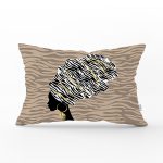 - Rh-Dik-5099ayna-Gorsel1 - Realhomes Vizon Zeminde Zenci Kadın Tasarımlı Dikdörtgen Yastık Kılıfı Realhomes