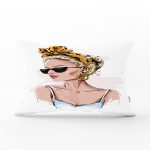 - Rh-Dik-5107-Gorsel1 - Realhomes Güneş Gözlüklü Genç Kadın Desenli Modern Dikdörtgen Kırlent Kılıfı Realhomes