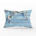 - Rh-Dik-5108-Gorsel1 - Realhomes Mavi Ahşap Zeminli Bahar Motifli Dikdörtgen Kırlent Kılıfı Realhomes