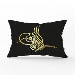 - Rh-Dik-5148-Gorsel1 - Realhomes RealHomes Siyah Zeminde Gold Osmanlı Turası Özel Tasarım Dijital Baskılı Dikdörtgen Kırlent Kılıfı Realhomes