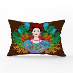 - Rh-Dik-5217-Gorsel1 - Realhomes Kahverengi Zeminde Özel Tasarım Frida Kahlo Baskılı Dikdörtgen Kırlent Kılıfı Realhomes