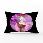 - Rh-Dik-5219-Gorsel1 - Realhomes Siyah Zeminde Renkli Frida Desenli Dikdörtgen Kırlent Kılıfı Realhomes