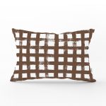 - Rh-Dik-5236kahve-Gorsel1 - Realhomes Kahve Zeminde Geometrik Kare Motifli Dekoratif Dikdörtgen Yastık Kılıfı Realhomes